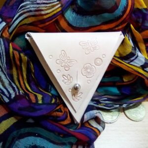 Elegantná kožená peňaženka – béžová, trojuholník