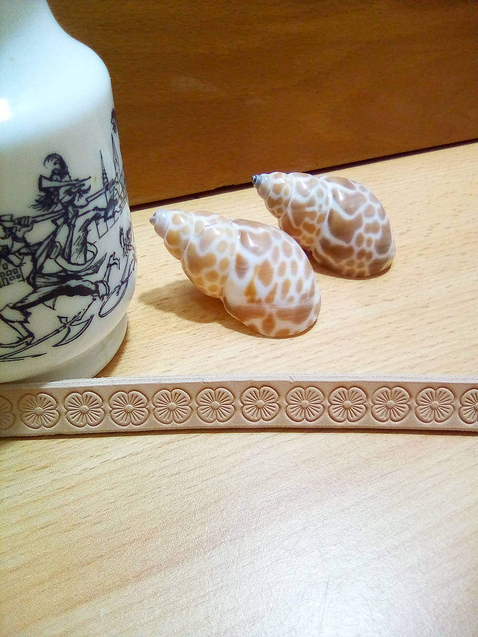 Kvalitný kožený náramok – béžový, zdobený kvetmi