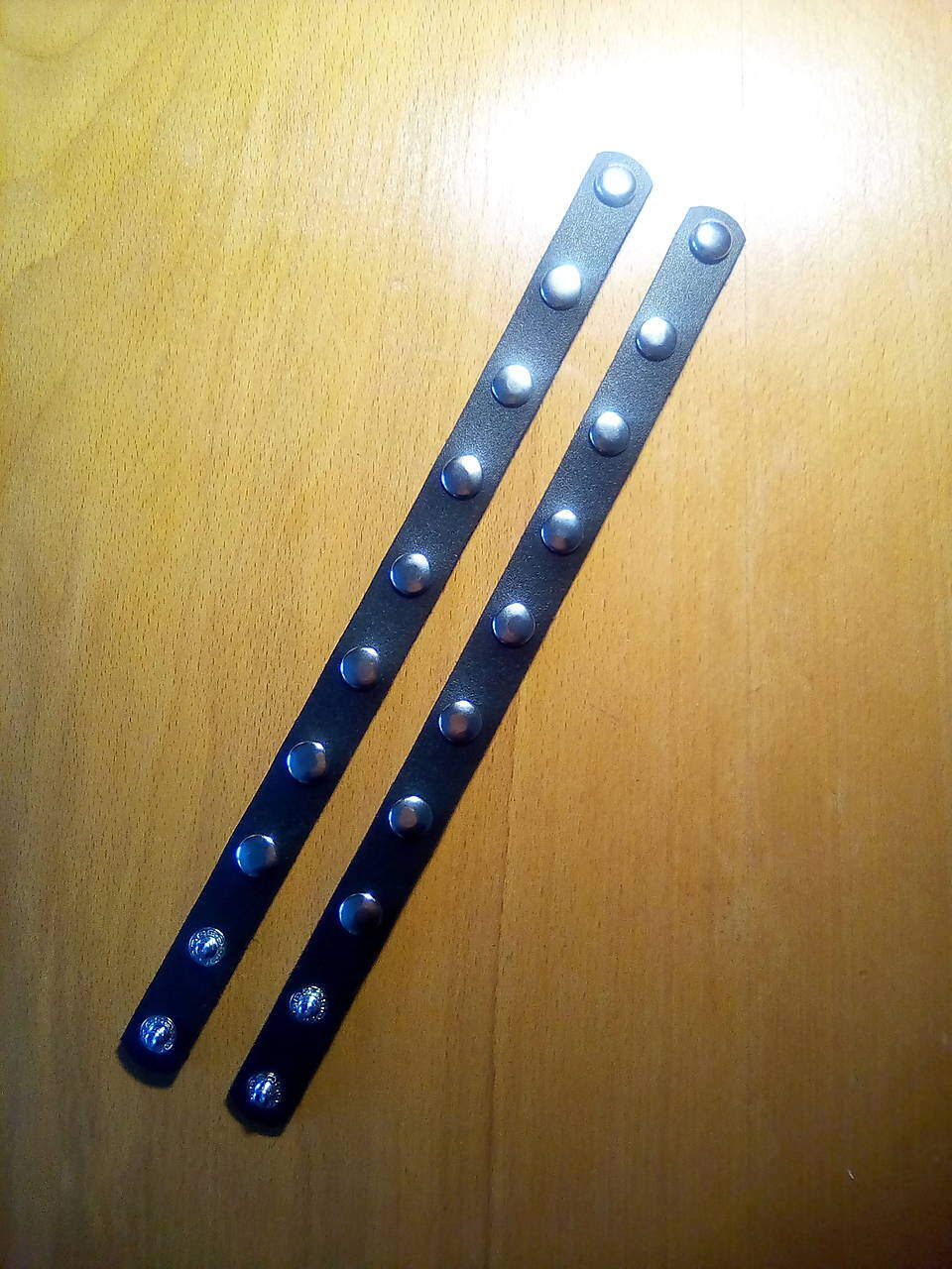 Drsňácky, nitovaný kožený náramok