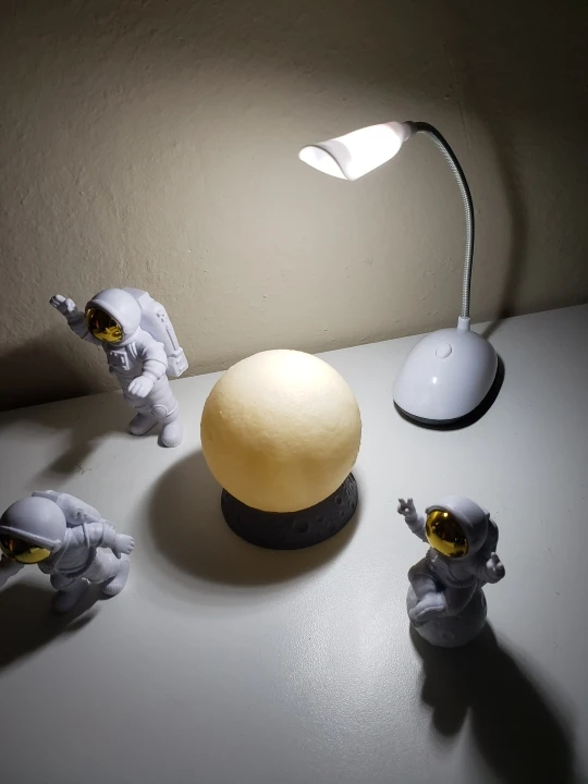 Lampa - Mesiac a traja astronauti