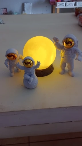 Lampa - Mesiac a traja astronauti