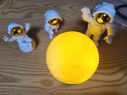 Lampa - Mesiac a traja astronauti