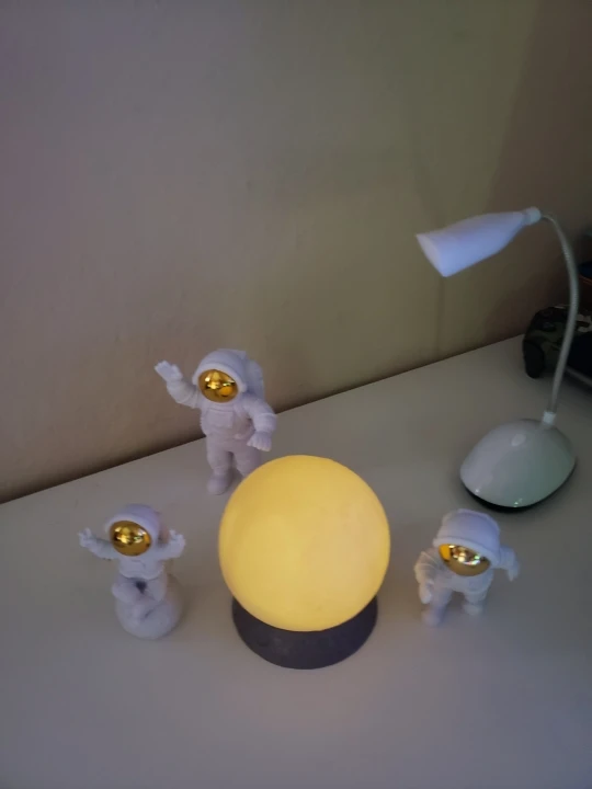 Lampa - Mesiac a traja astronauti