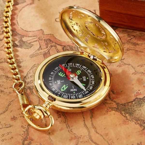 Zdobený kompas v zlatej farbe