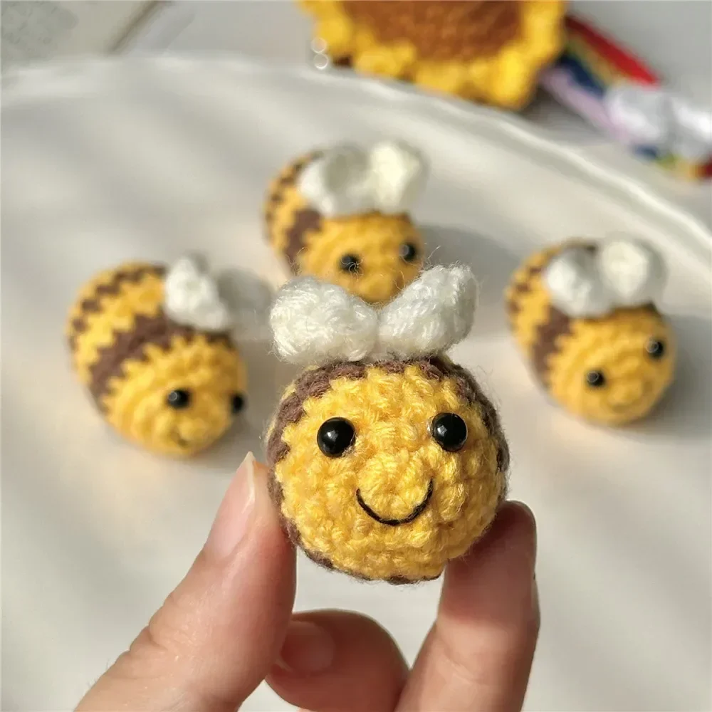 Háčkovaná včielka - Mini Bee